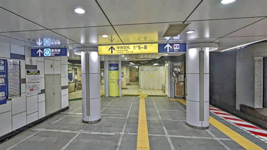 茅場町駅の日比谷線のホームから東西線へと向かう