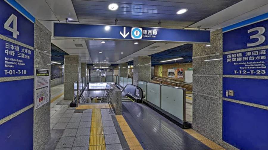 茅場町駅の東西線ホームに通じる階段