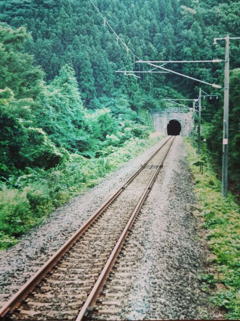 JR磐越西線が乗り入れている猪苗代湖畔駅（休止前）のホームで撮影した線路とトンネルの写真。