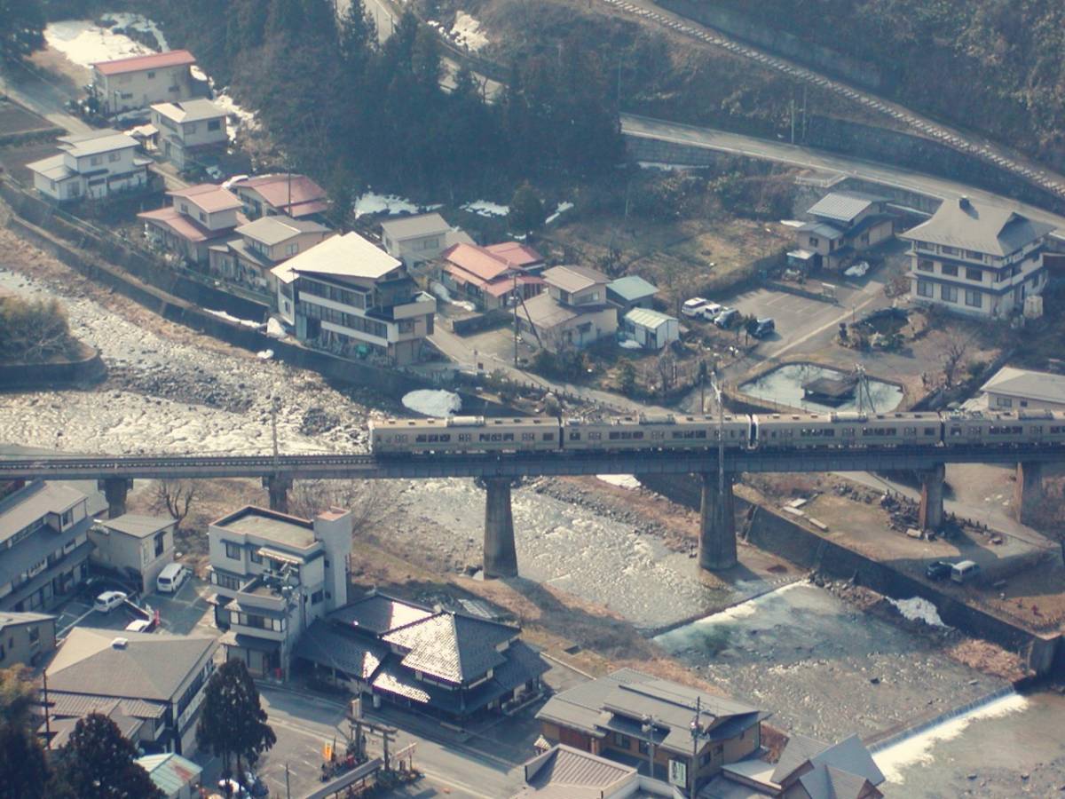 山寺から撮影したJR仙山線