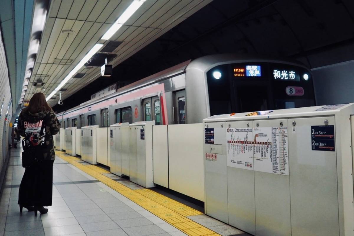 西早稲田駅 ホーム