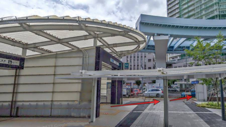 豊洲駅の東京メトロ7番出口から出て左斜め前へ進むと、ゆりかもめの入口（１Ａ）があります