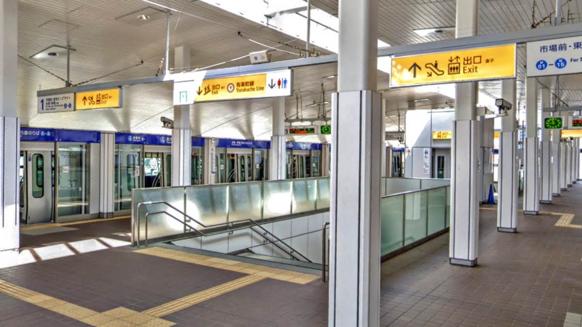 豊洲駅のゆりかもめのホーム