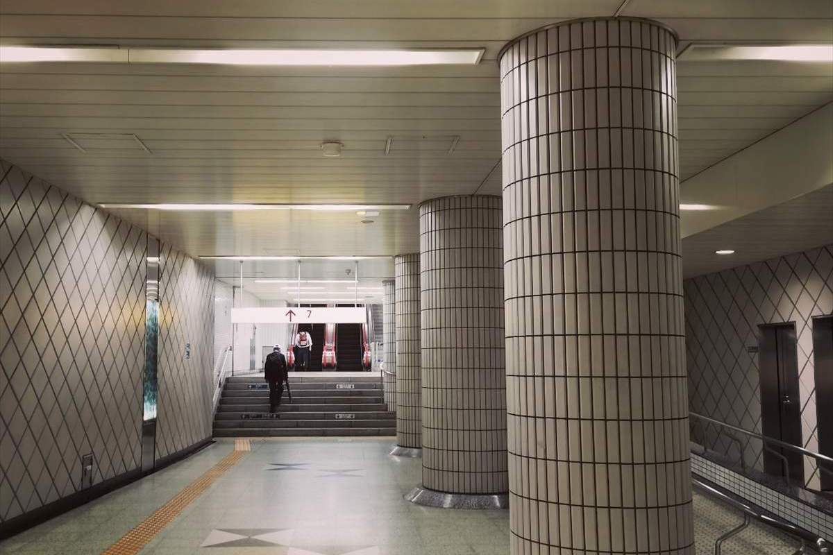 市ケ谷駅 構内から7番出口へ