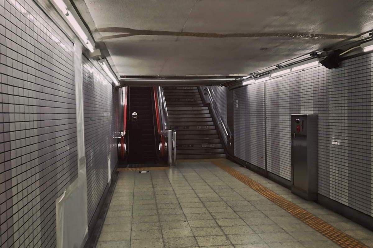 市ケ谷駅 構内から7番出口へ