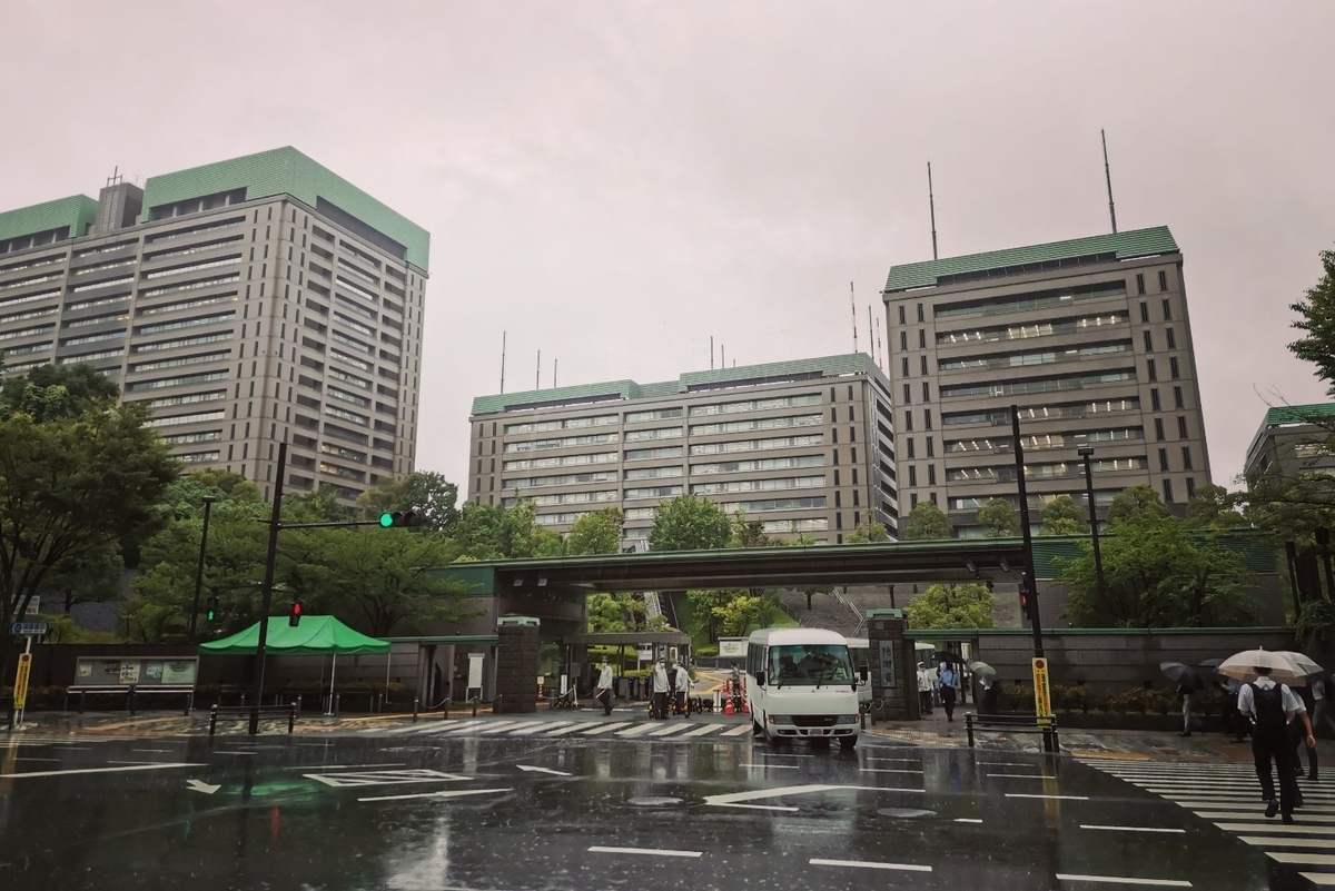 市ケ谷駅から靖国通りを西に向かって歩いていたら、右側に防衛省の建物が見えた