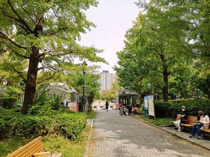 浜町駅のA2出入口(左)とエレベーター口(右)