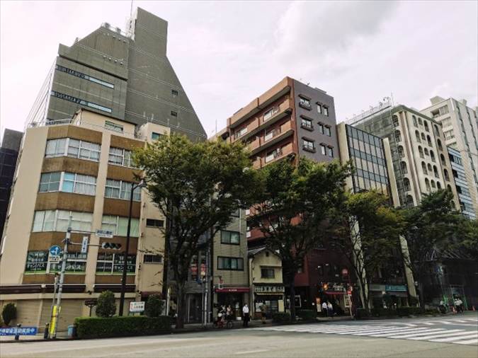 浜町駅すぐ近くの清洲橋通り