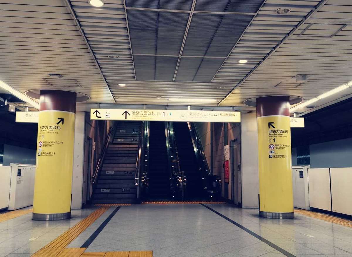 雑司が谷駅 構内のホーム