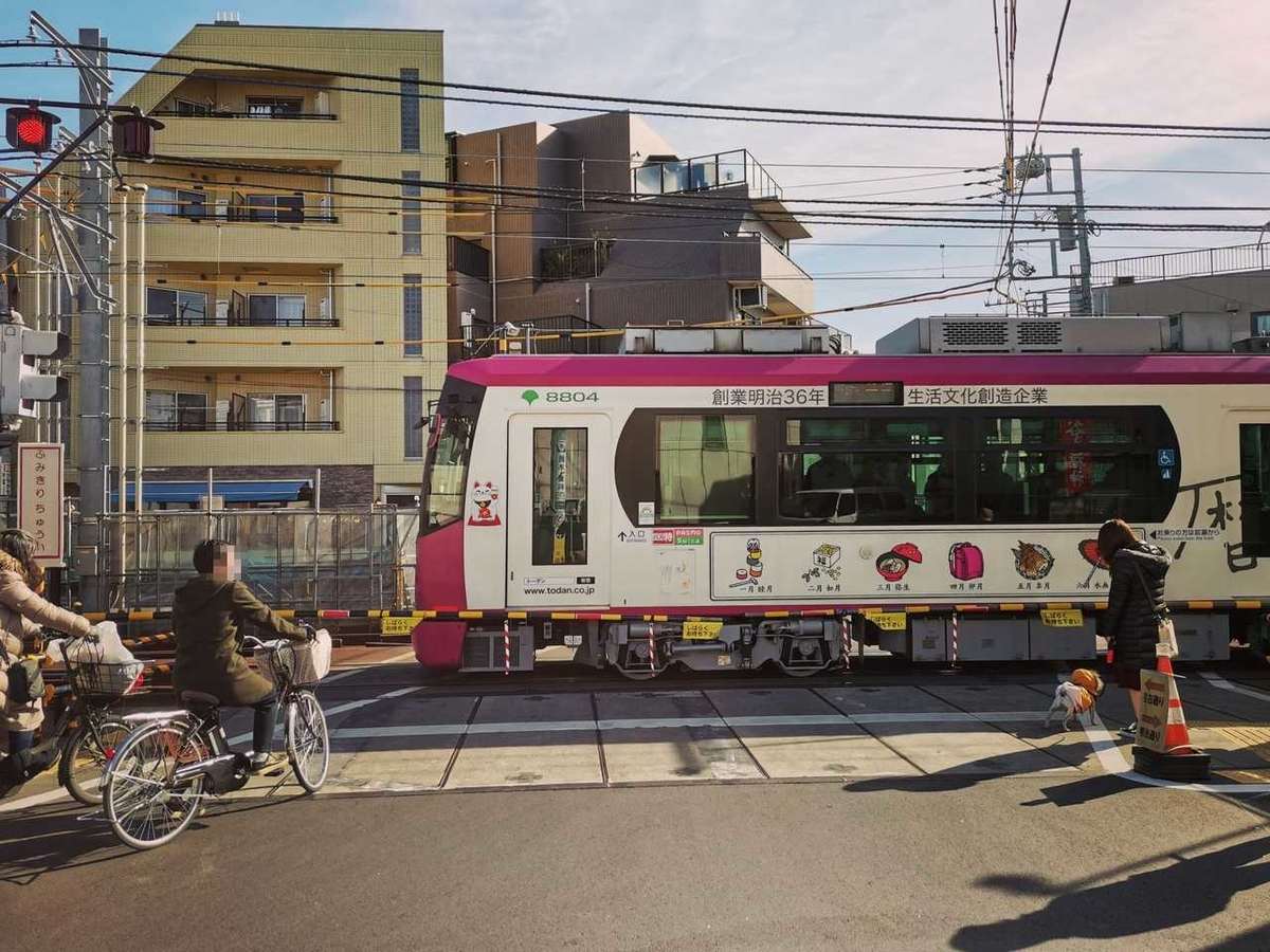 昼下がりに早稲田駅を出発する都電荒川線（東京都交通局8800形電車）。