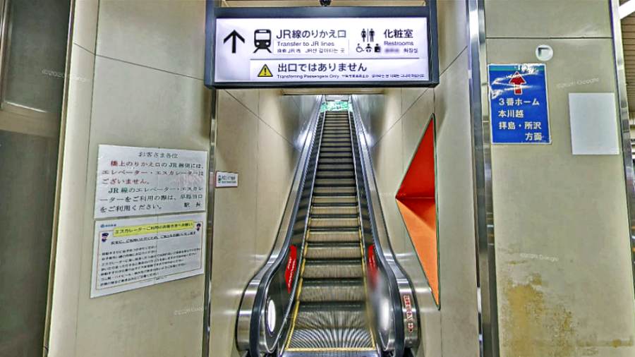 高田馬場駅の西武新宿線のホームで階段・エスカレーターを使って３階に上がります。