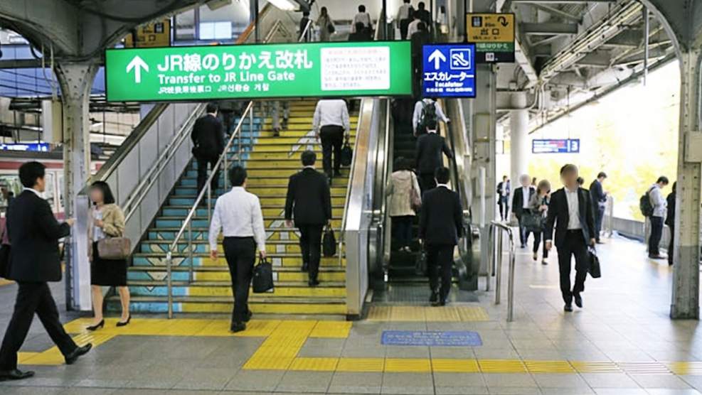 京急線のホームからJR方面に向かう階段