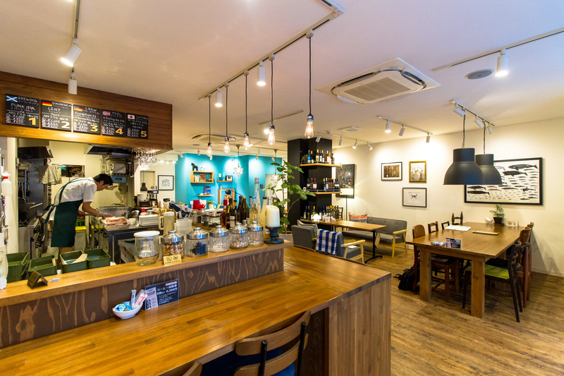 広角レンズを使い、お店の隅から店内全体が入るように撮影。