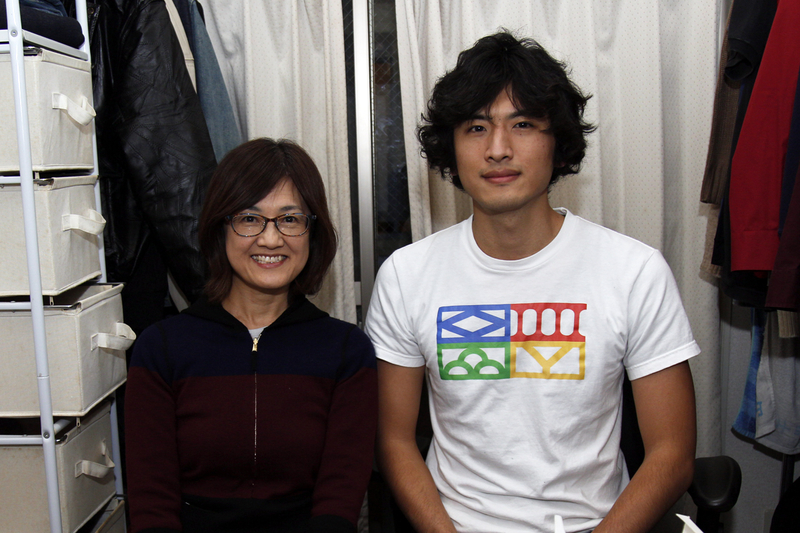 ブロック塀研究会のお二人。会長のお母さんと副会長の息子さん。今回は副会長の作業場に伺いました。