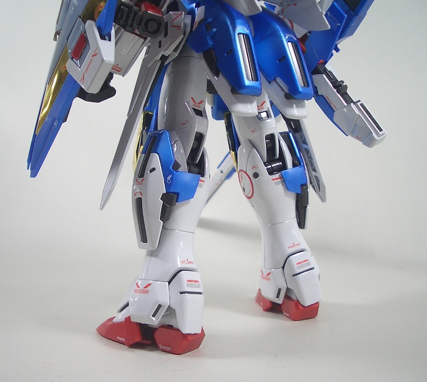 MG V2アサルトバスター チタニウムフィニッシュ 完成品 チタニウムフィニッシュのガンプラ「V2アサルトバスターガンダム