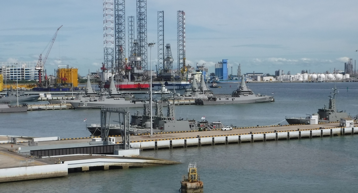 シンガポール　軍艦
