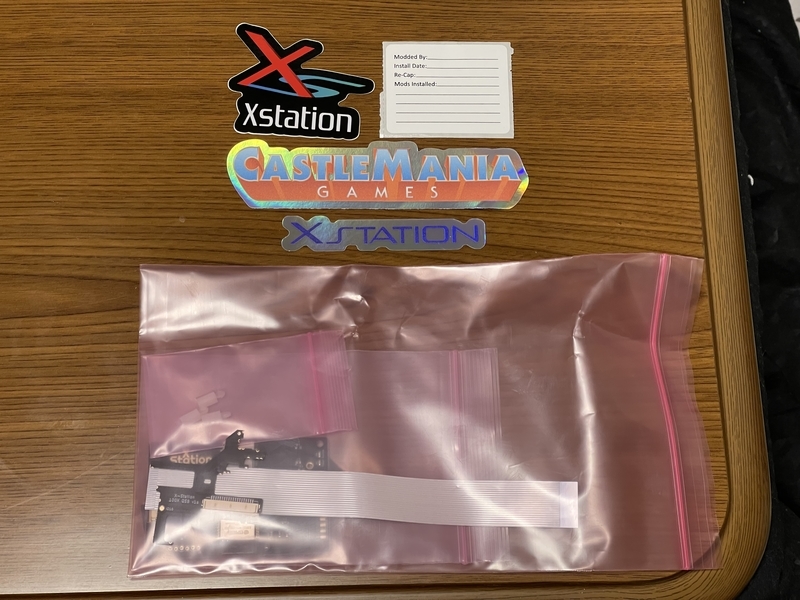 箱の中身、xstation本体と2つのQSB、謎のステッカーの画像