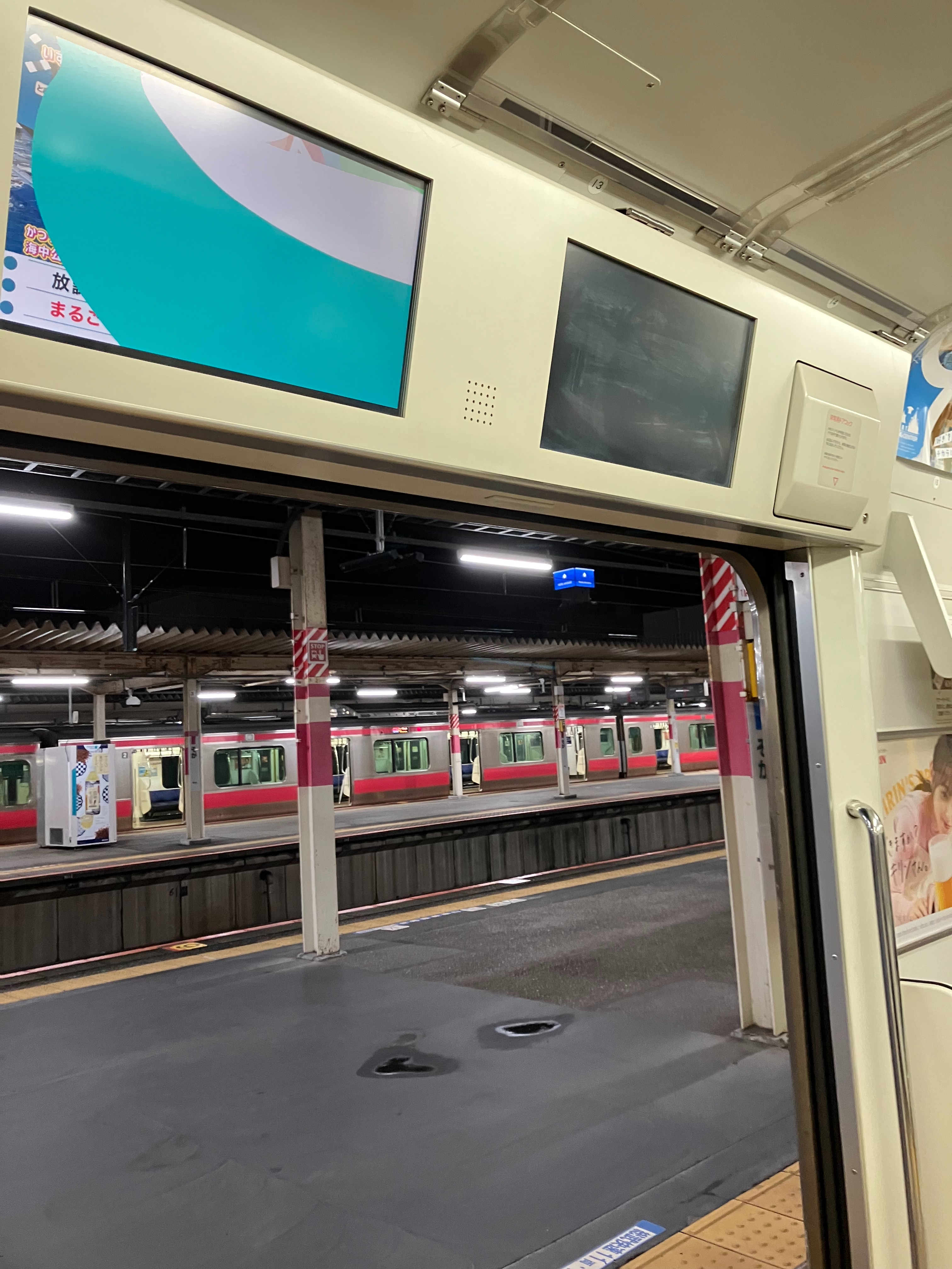 最近、京葉線E233系5000番台のLCDがご機嫌斜めじゃないですか