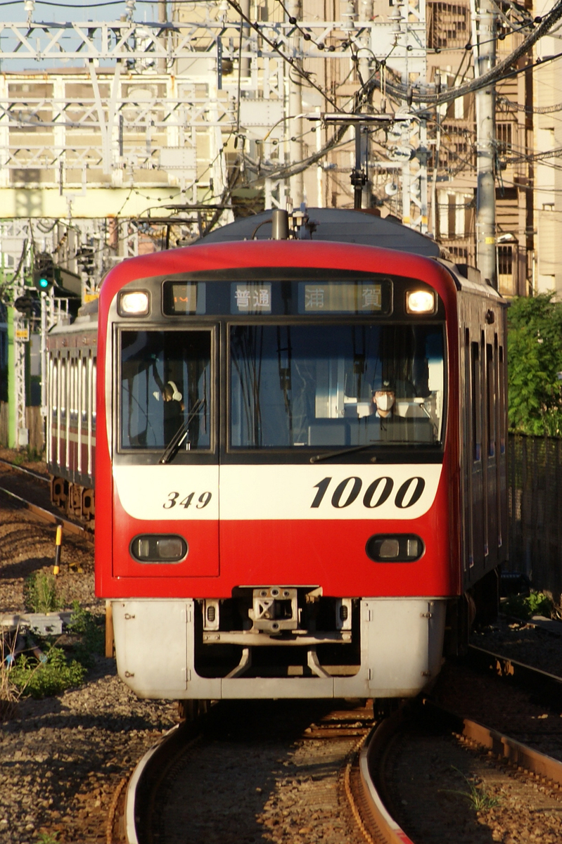 京急、懐かしの“パタパタ”発車案内が復活？ デジタル表示で再現