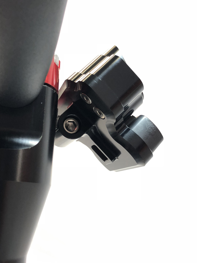 パーツ：Hard Case Performance「2018 Street Bob Gauge Housing」 Cray Cray Post