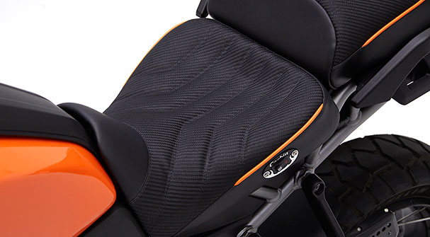 パーツ：Corbin「Front & Rear Saddles for 2021 Harley Davidson Pan