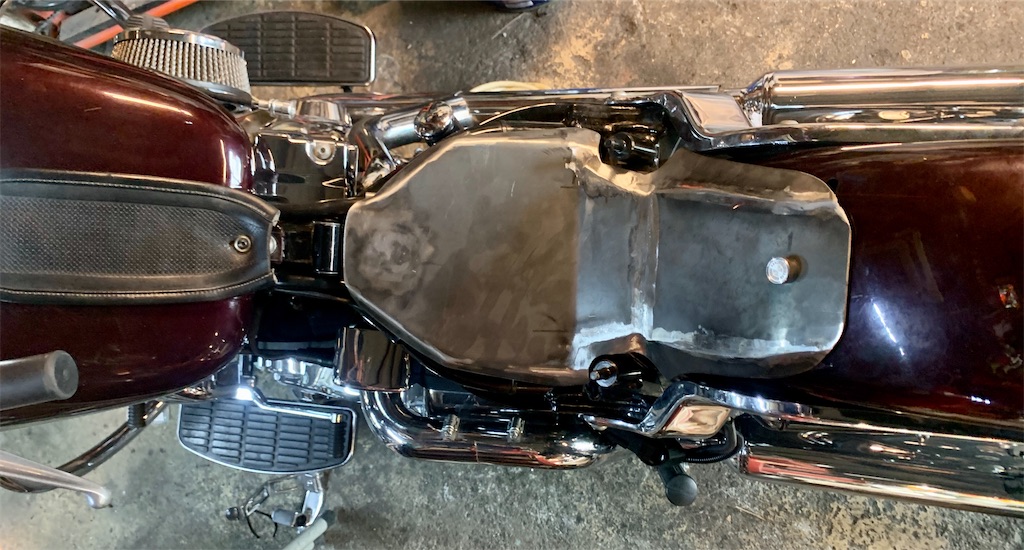 ツインカム ソフテイル サドルシート下のプレート制作