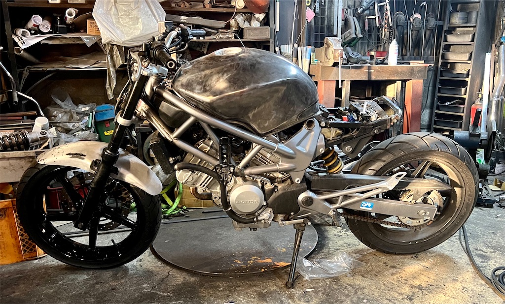 VTR250 FI カスタムシート　ローダウン VTR250 MC33 タックロールシート 黒白 加工後未使用 安心の純正