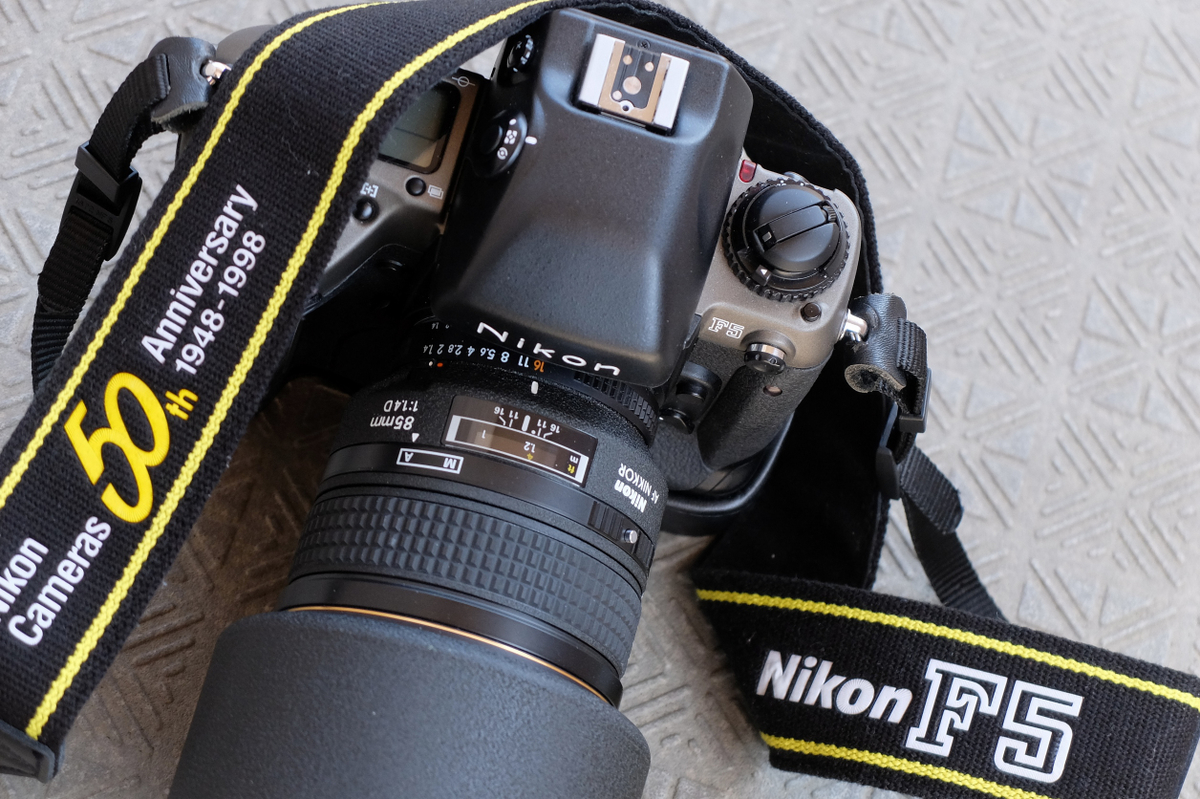 Nikon の重戦車 F5 に封印されていた記憶のカプセルを開く Nikon の重戦車 F5 に封印されていた記憶のカプセルを開く