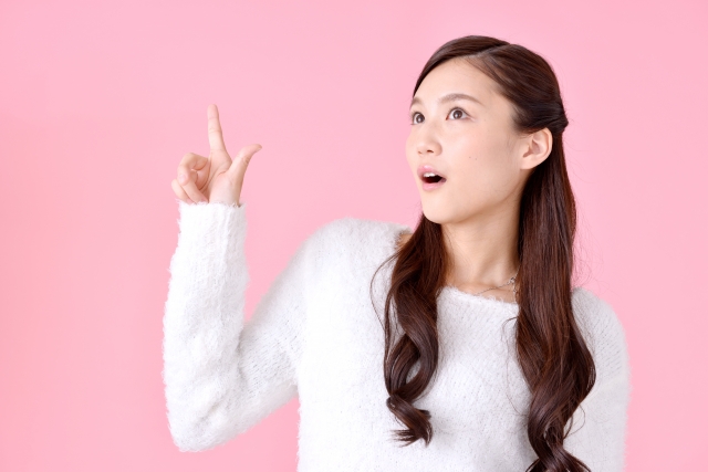 どのVOD(動画配信サービス)を選ぶかひらめいた女性