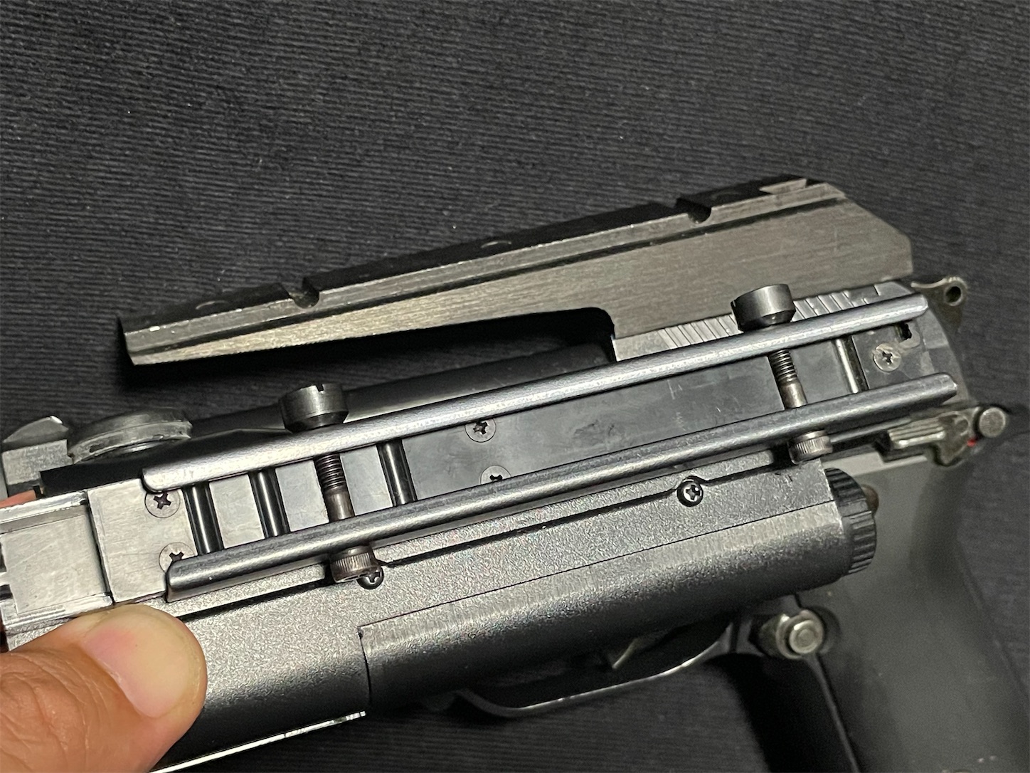 MGC ACE POINT ES-TYREを搭載するためのマウントをベレッタ M93Rに