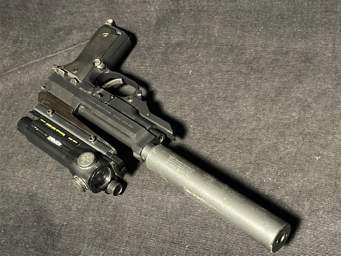 MGC ACE POINT ES-TYREを搭載するためのマウントをベレッタ M93Rに