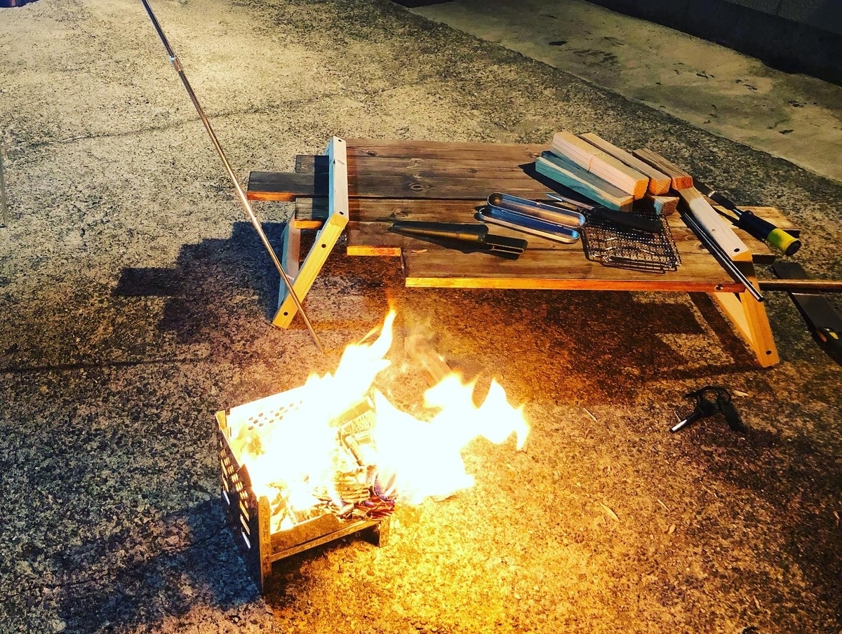 キャンプギアDIY】焚き火台を囲む囲炉裏テーブルを自作