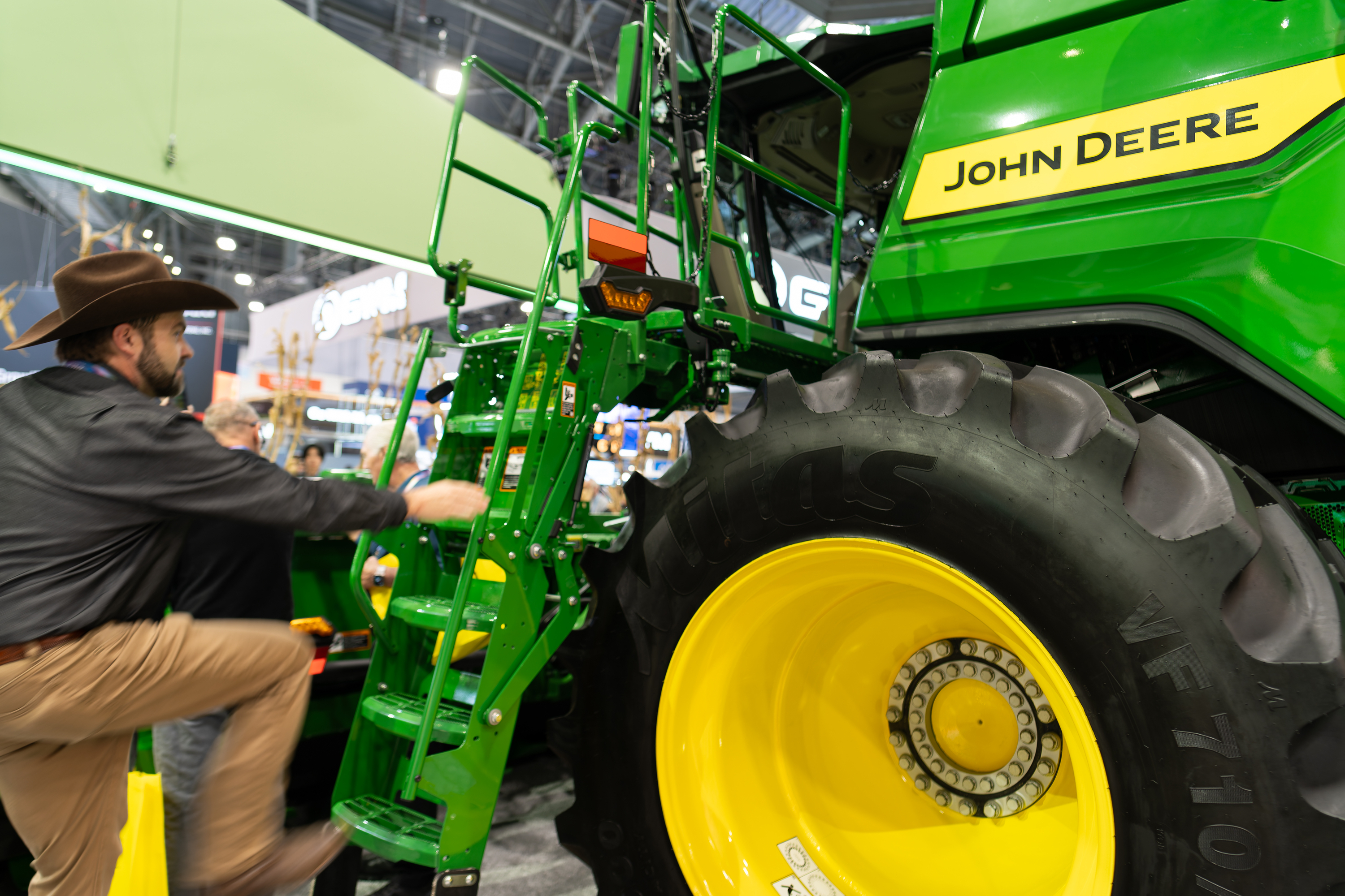 タイヤが人より大きい