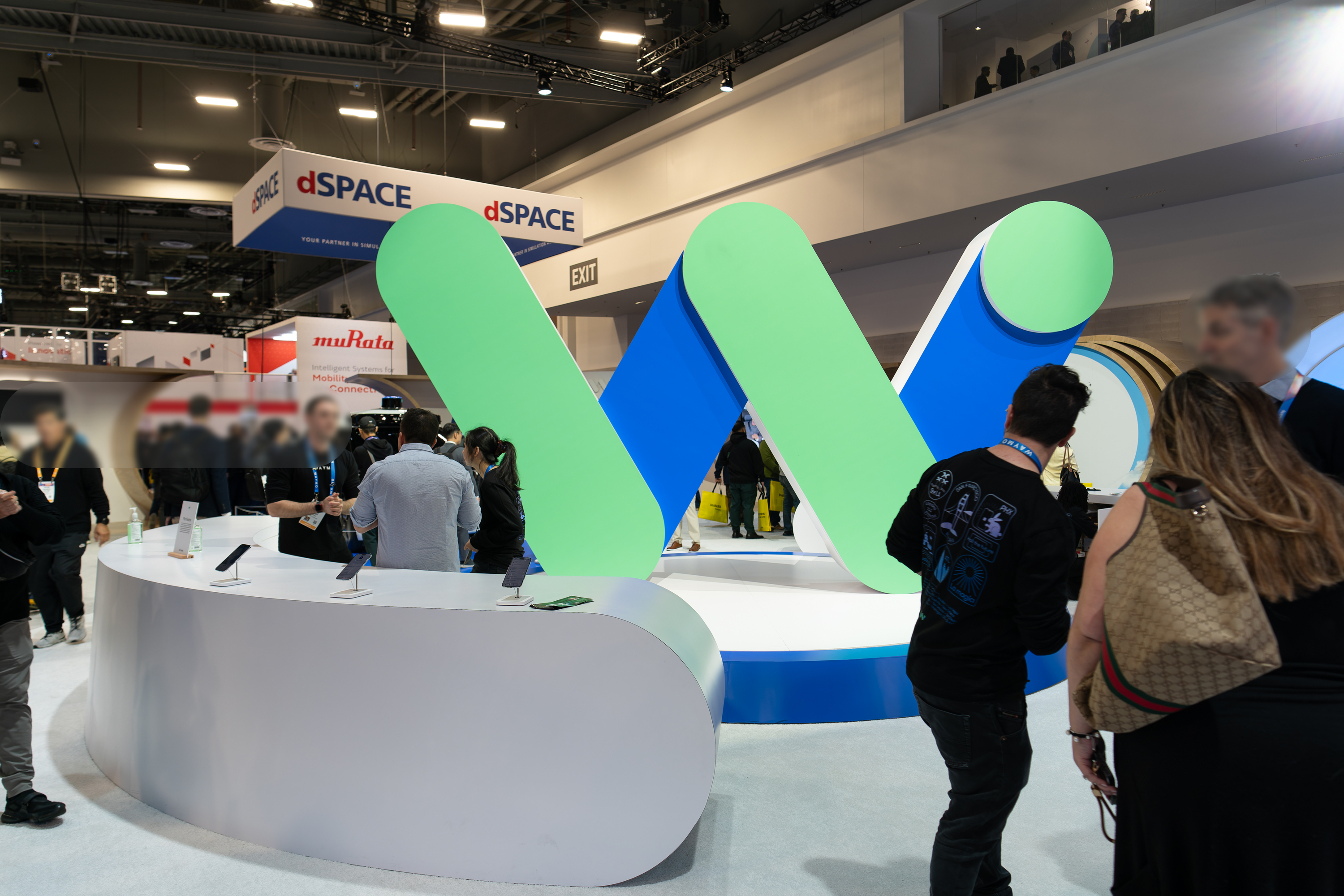 巨大なロゴの像