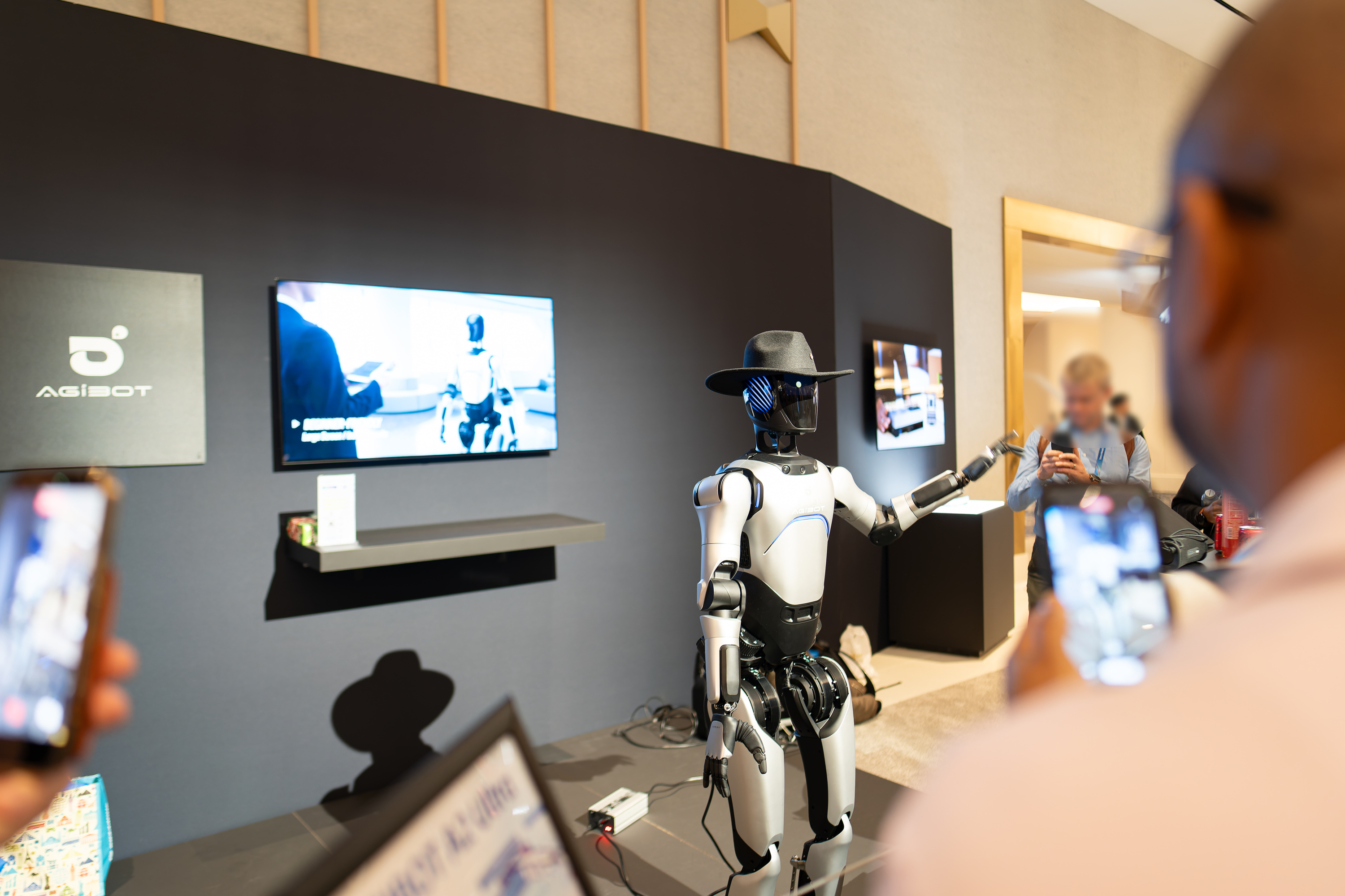 噂の二足歩行ロボット