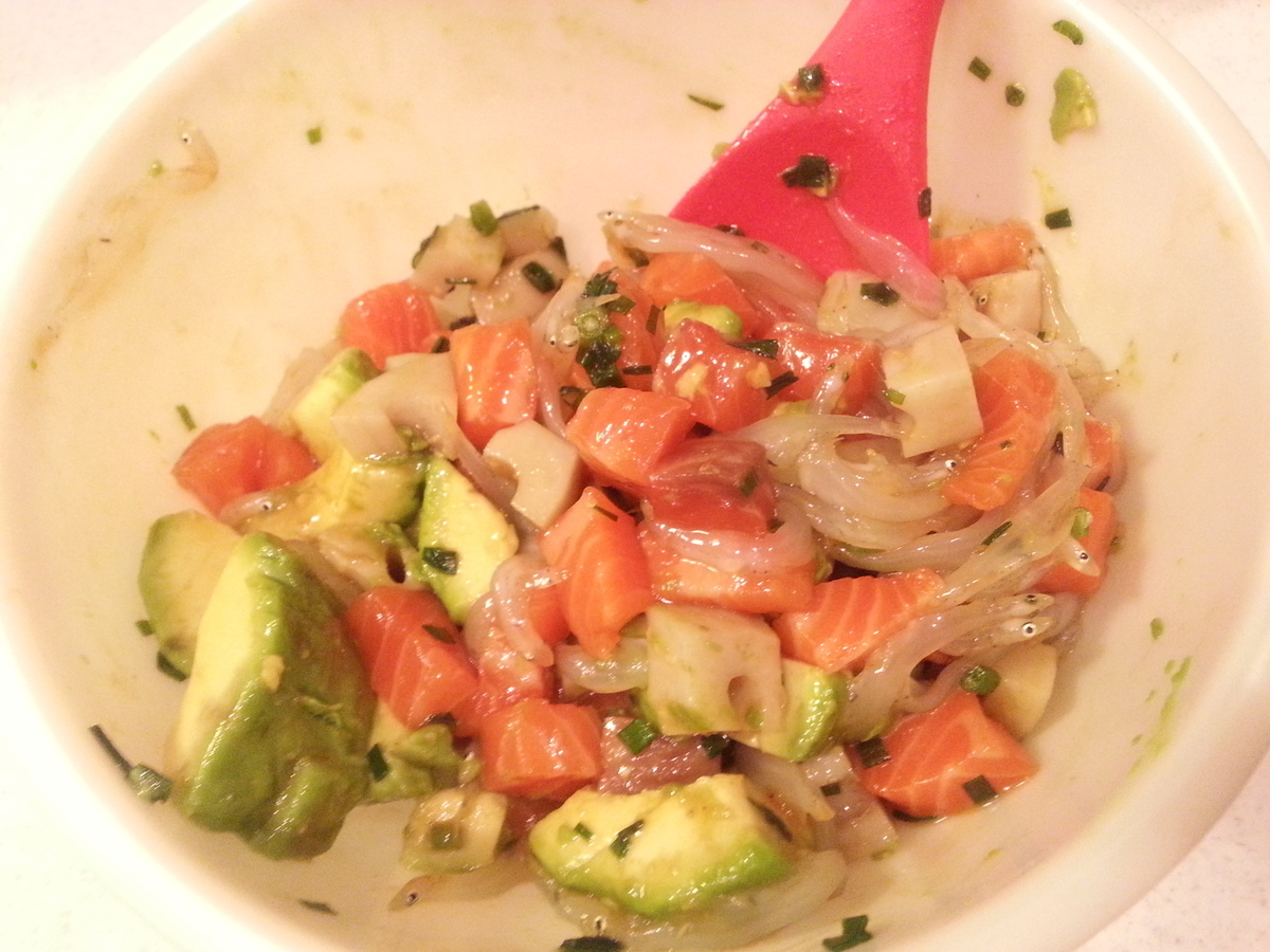 焼肉のタレで海鮮丼 サーモン アボカドのユッケ風丼ぶり よちよちエクスプレス