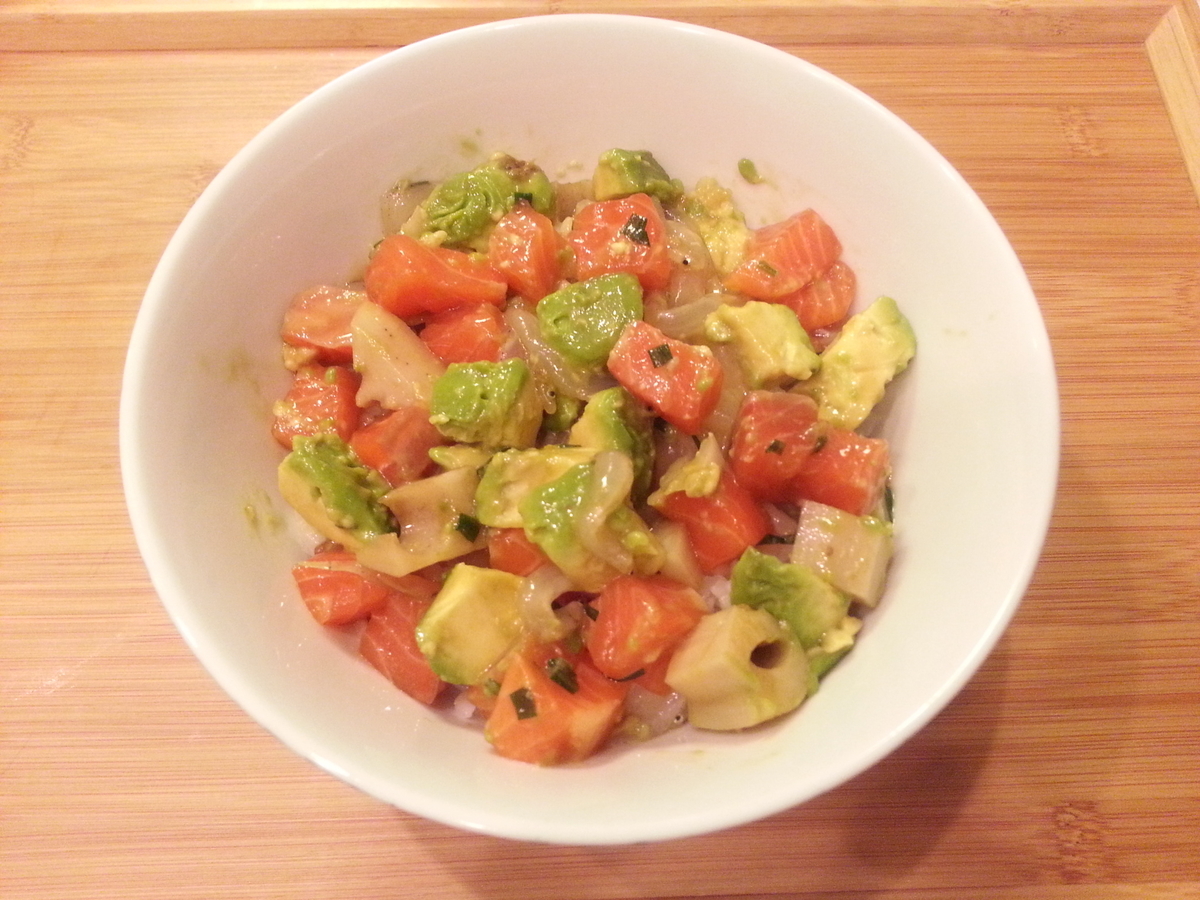 焼肉のタレで海鮮丼 サーモン アボカドのユッケ風丼ぶり よちよちエクスプレス