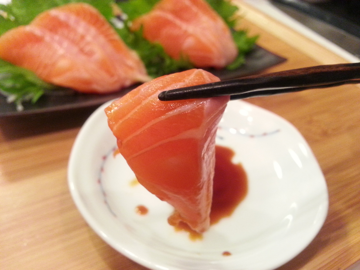 瀬戸内の恵み 国産 讃岐さーもん の鮮魚を刺身と燻製で頂く よちよちエクスプレス 瀬戸内の恵み 国産 讃岐さーもん の鮮魚を刺身と燻製で頂く よちよちエクスプレス