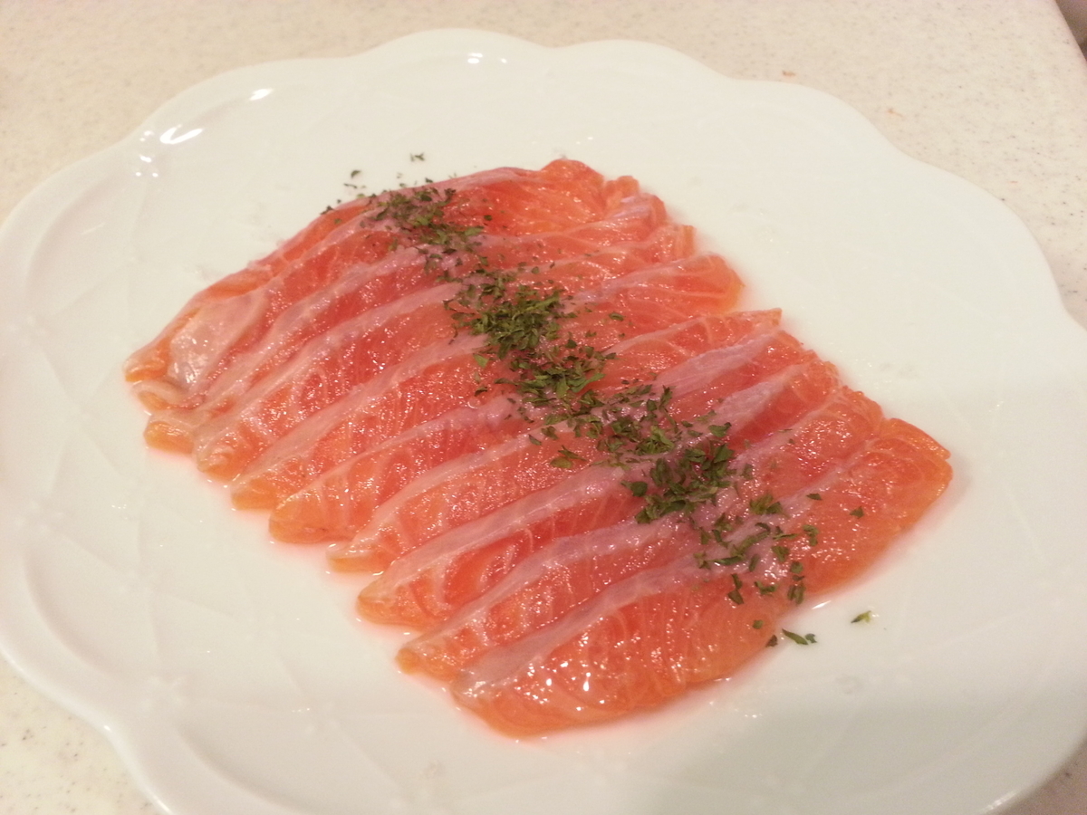 瀬戸内の恵み 国産 讃岐さーもん の鮮魚を刺身と燻製で頂く よちよちエクスプレス