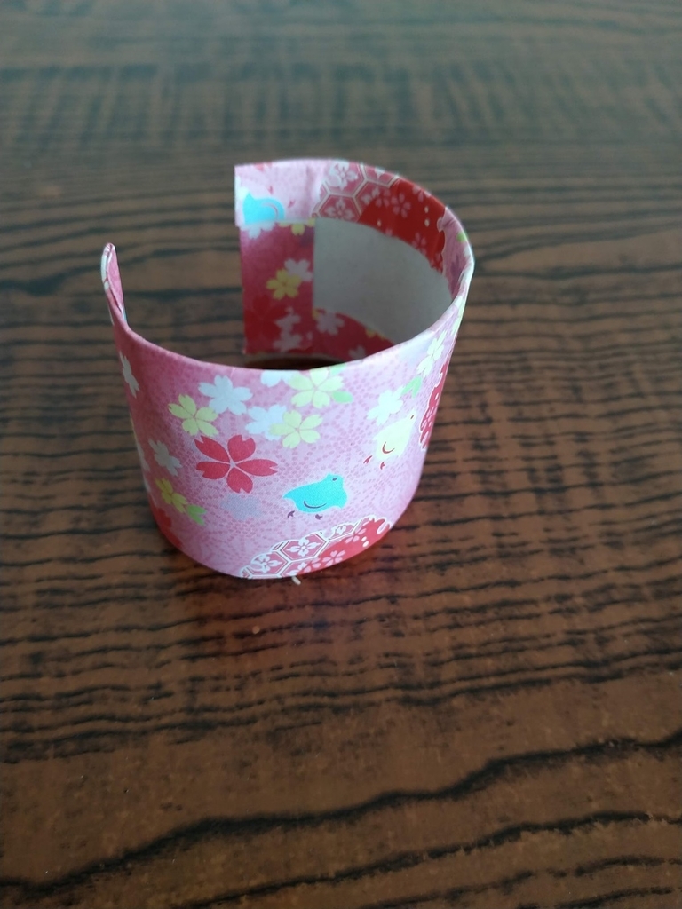 トイレットペーパーの芯ブレスレット 製作手順(糊付け作業完了1)
