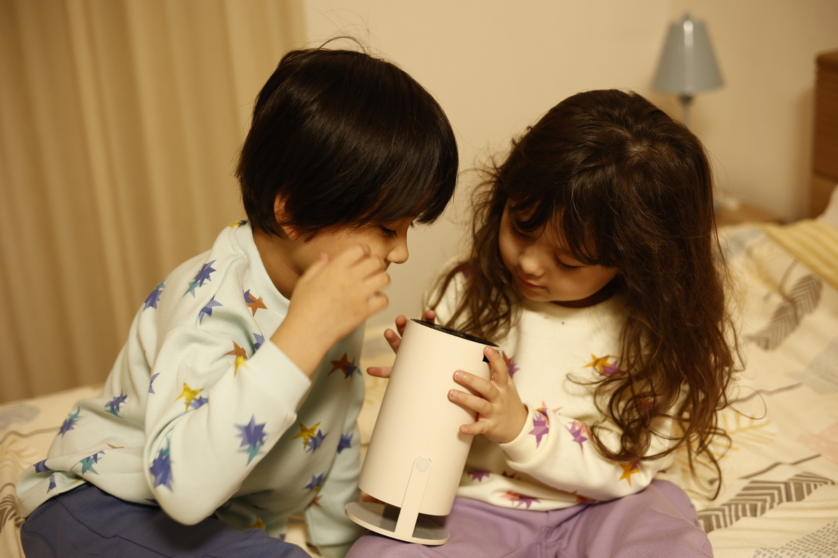 子どもがAstrum本体に興味を持って触っている写真