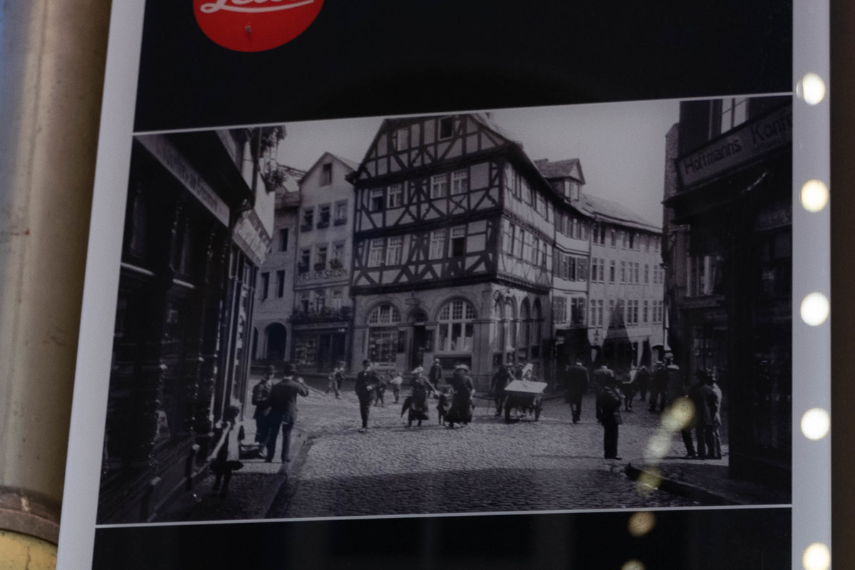 看板のオスカー・バルナックが撮影したとされる写真部分を拡大してみる。味のある良い写真だ。