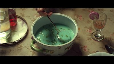 リザとキツネと恋する死者たち 不条理舞台劇をダークファンタジーに脚色 ロマンスに憧れる健気な女性を描く和風スパイスのコメディ 夢は洋画をかけ廻る