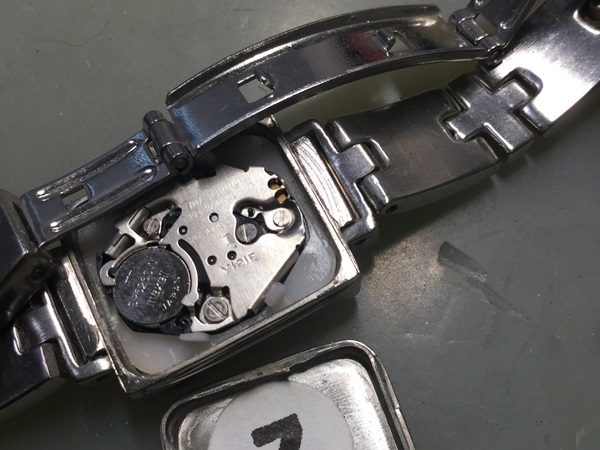 GUCCIとGUCCI風の時計 エプソン Y121E 電池交換 - 古時計にワニ