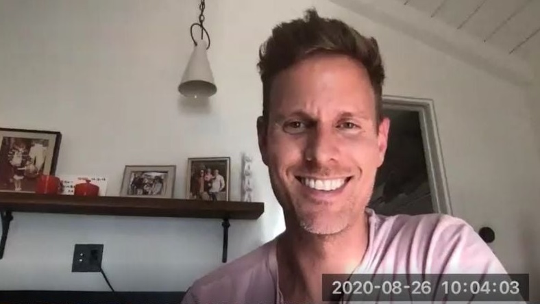 自宅からZoomでのインタビューに応じてくださったクリストファー・ランドン監督。約束の時刻の2時間前に「1時間早めてほしい」と連絡があり、慌てた。また小さい二人のお子さんのスケジュールに合わせる必要があると聞いてほっこり。