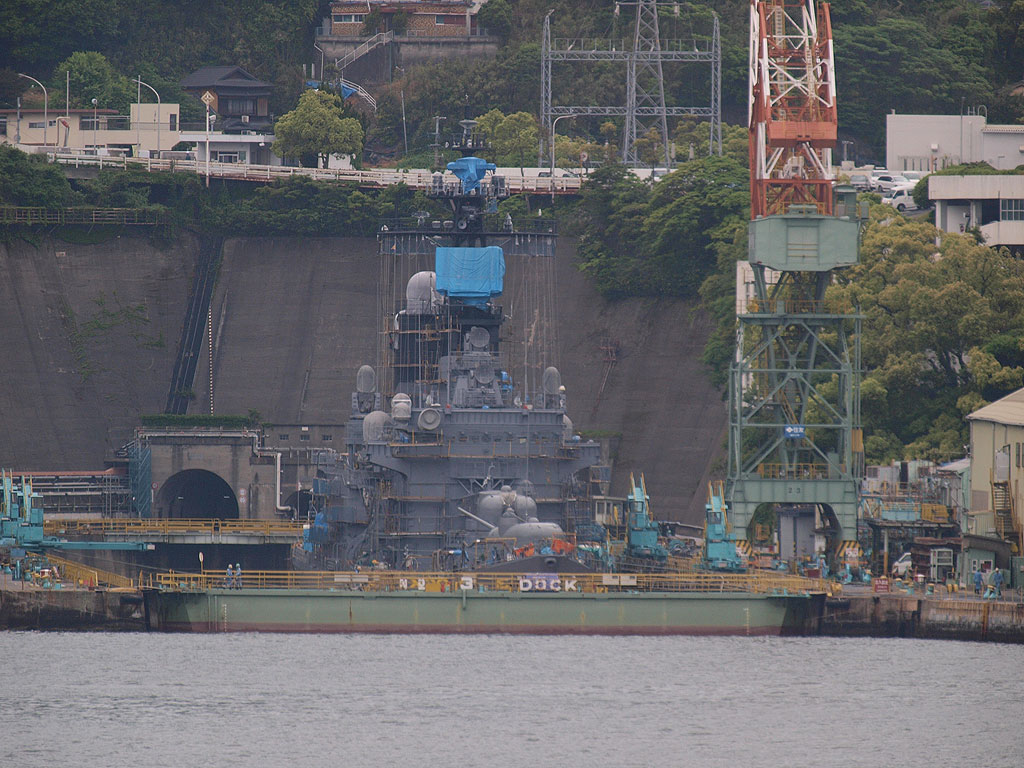 三菱長崎造船所で修理中の「くらま」