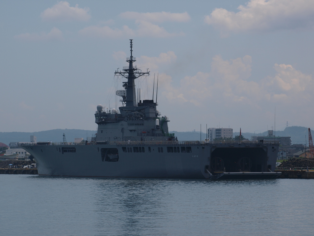 個別「[海上自衛隊][しもきた]柏崎港に停泊中の輸送艦「しもきた」。」の写真、 …