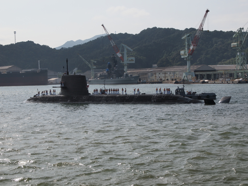 舞鶴東港に入港中の潜水艦「うんりゅう」。