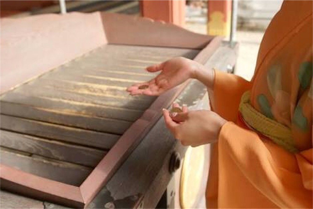 五円玉のデザインは希望と安泰の象徴？5円玉をお賽銭する本当の理由と効果的な方法も！ 神道的生活〜神道とは生きることと見つけたり