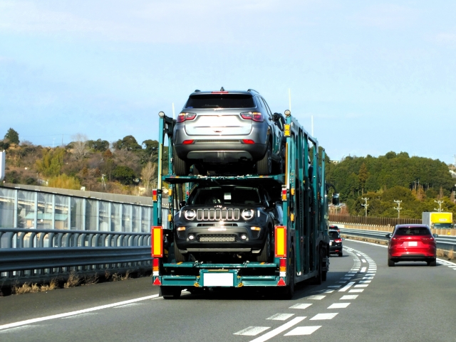 車を運ぶトラック
